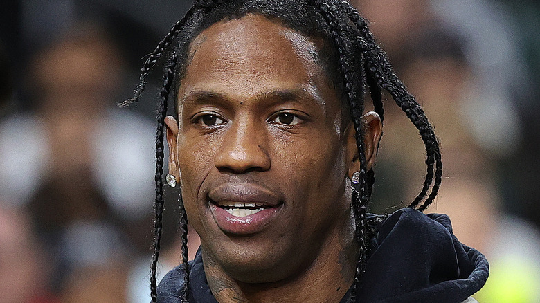 Travis Scott atterrit dans l’eau chaude avec la police après le chaos de la discothèque