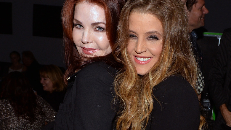 Priscilla Presley et Lisa Marie Presley chemises noires