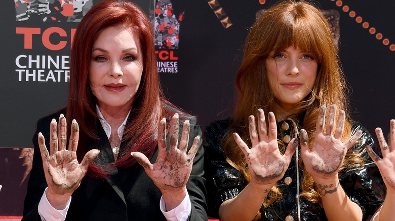 Priscilla Presley et Riley Keough cimentent leurs mains