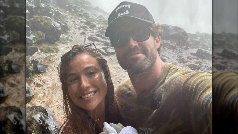 Tia Blanco et Brody Jenner posant près d'une cascade