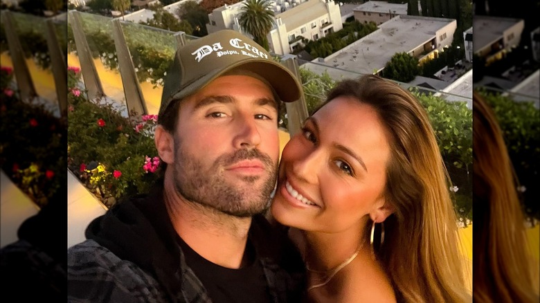 Brody Jenner et Tia Blanco posant ensemble