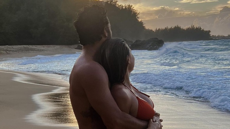 Brody Jenner et Tia Blanco s'embrassent et regardent un coucher de soleil