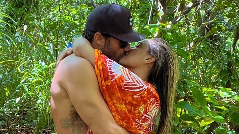 Brody Jenner et Tia Blanco s'embrassent