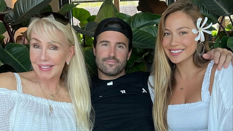 Tia Blanco posant avec Brody Jenner et Linda Thompson