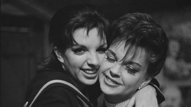 Liza Minnelli étreignant sa mère Judy Garland