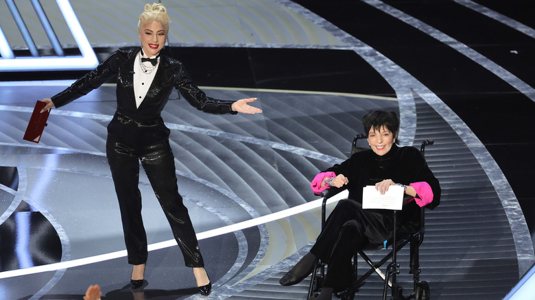 Lady Gaga présente Liza Minnelli aux Oscars