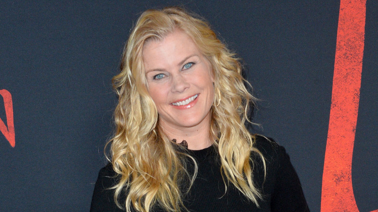 Alison Sweeney sur un tapis rouge, souriante