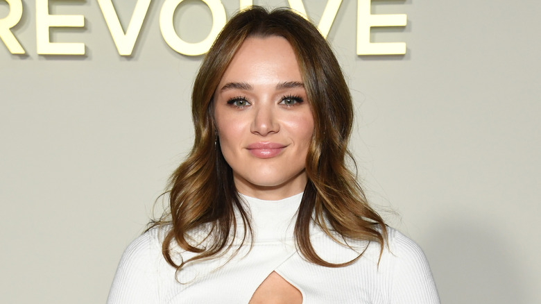 Hunter King sur un tapis rouge, souriant doucement