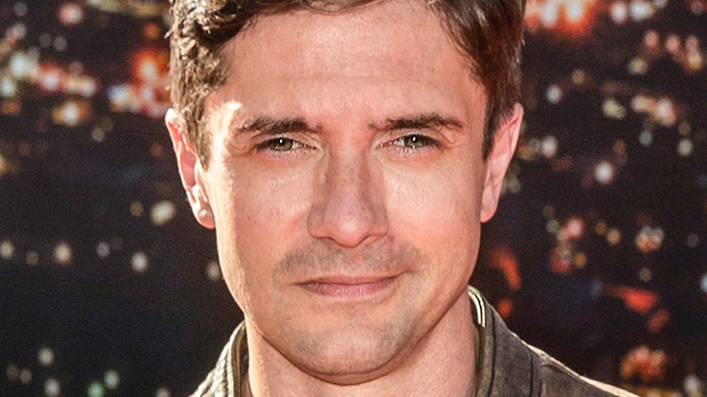 Topher Grace posant pour les caméras