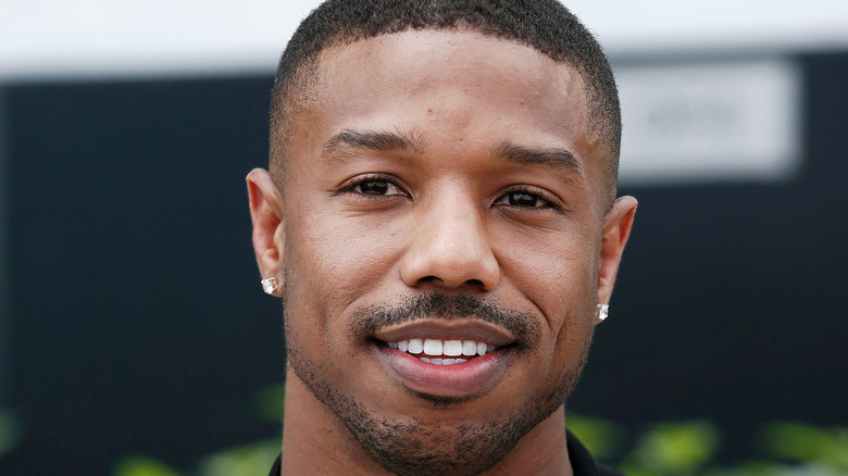 Michael B. Jordan posant pour les caméras