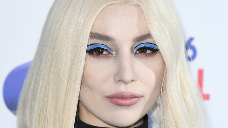 Ava Max sur tapis rouge