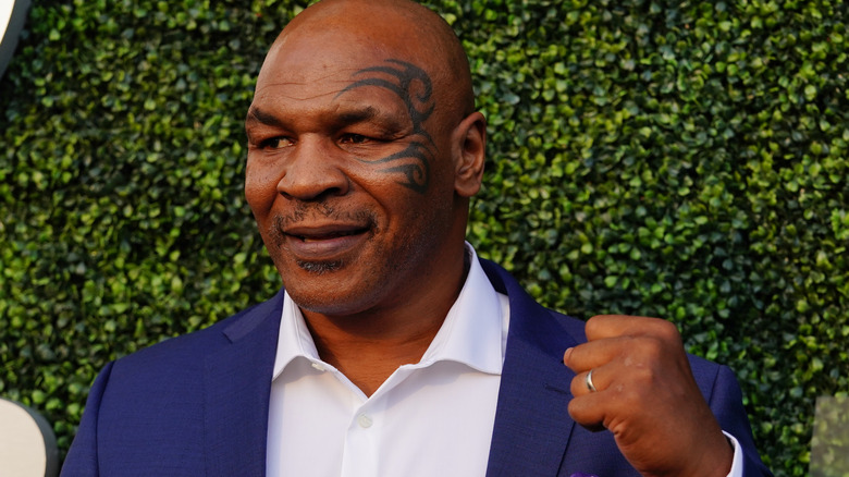 Mike Tyson posant pour les caméras