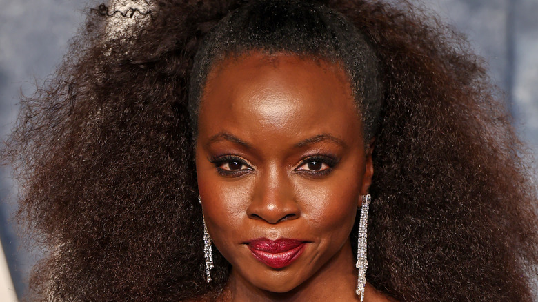 Danai Gurira posant pour les caméras