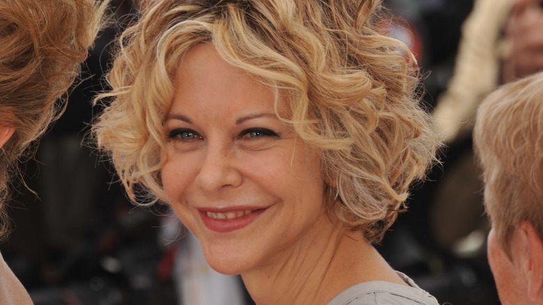 Meg Ryan cheveux bouclés courts