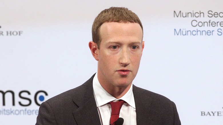 Mark Zuckerberg en costume cravate rouge