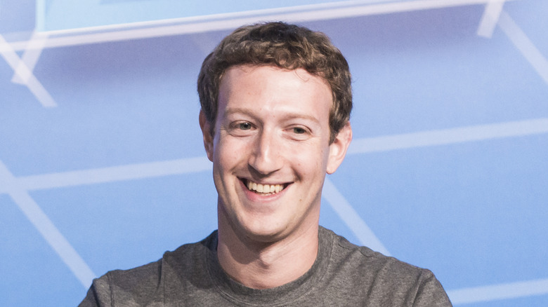 Mark Zuckerberg chemise grise souriante