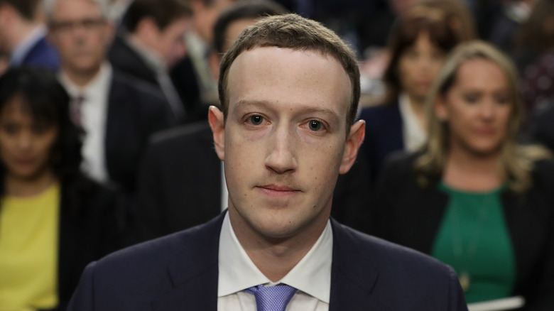 Mark Zuckerberg en costume cravate bleu à l'audience