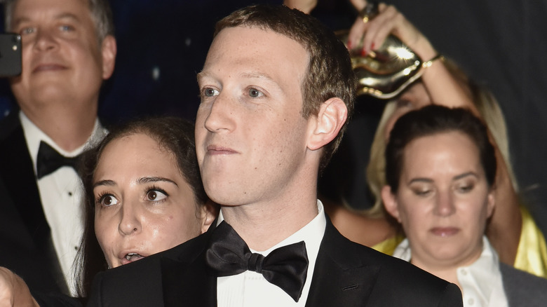 Mark Zuckerberg en noeud papillon noir souriant