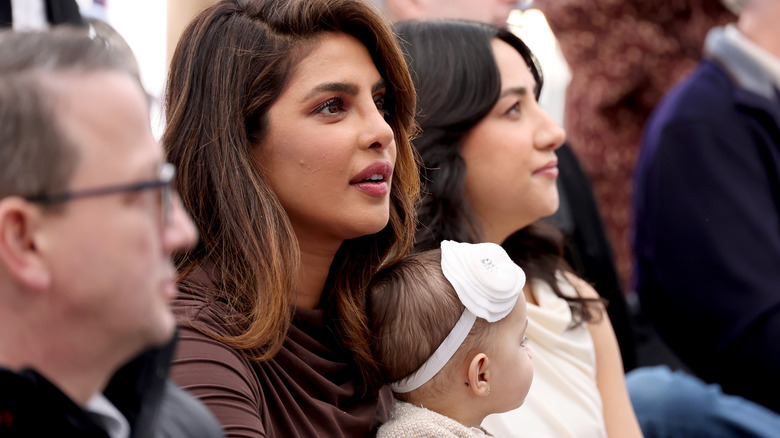 Priyanka Chopra et Malti Marie Chopra Jonas assis dans le public