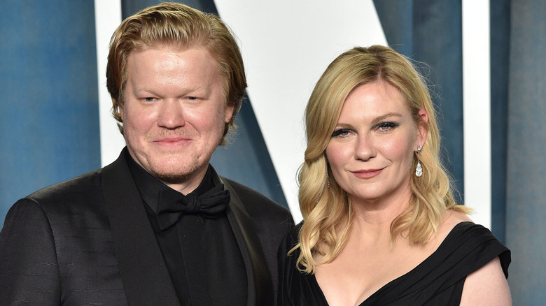 Jesse Plemons et Kirsten Dunst s'habillent en souriant