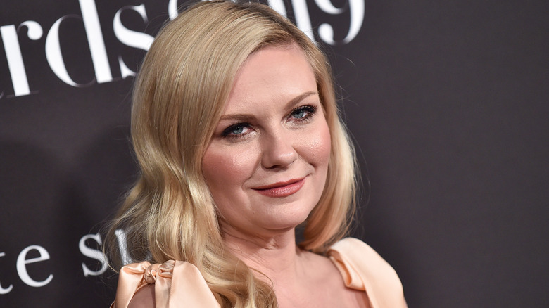 Kirsten Dunst robe pêche souriante