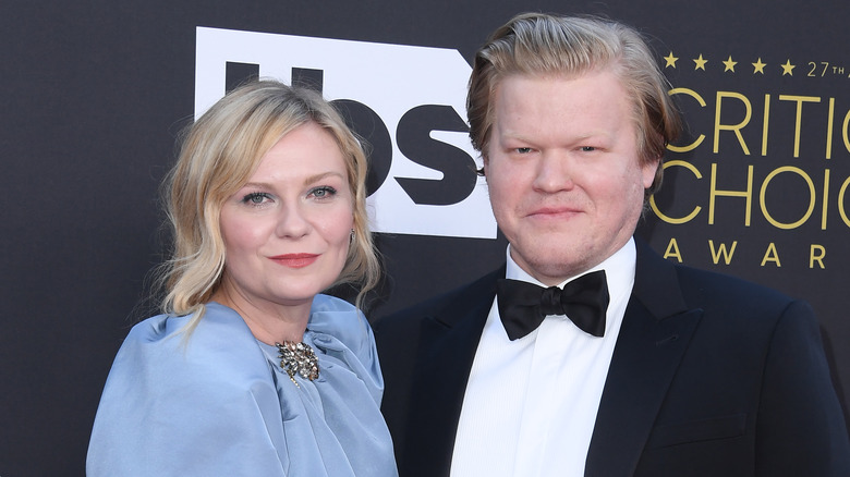 Kirsten Dunst et Jesse Plemons s'habillent en souriant