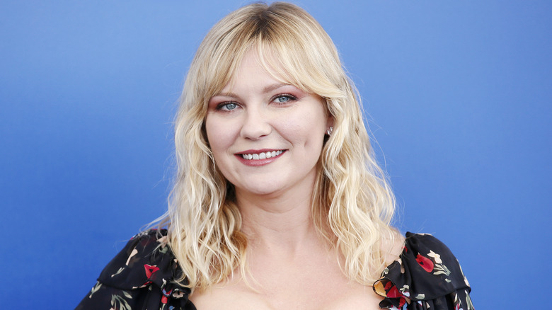 Kirsten Dunst robe fleurie souriante