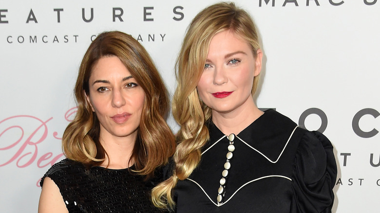 Sofia Coppola et Kirsten Dunst à l'événement robe noire posant