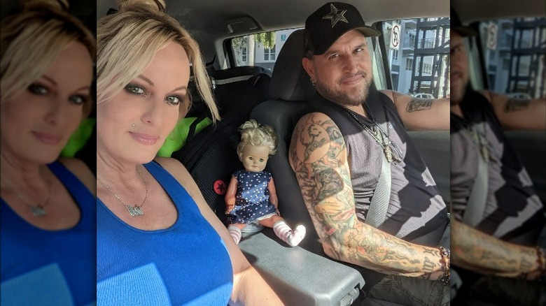 Stormy Daniels, Blade Barrett en voiture avec poupée