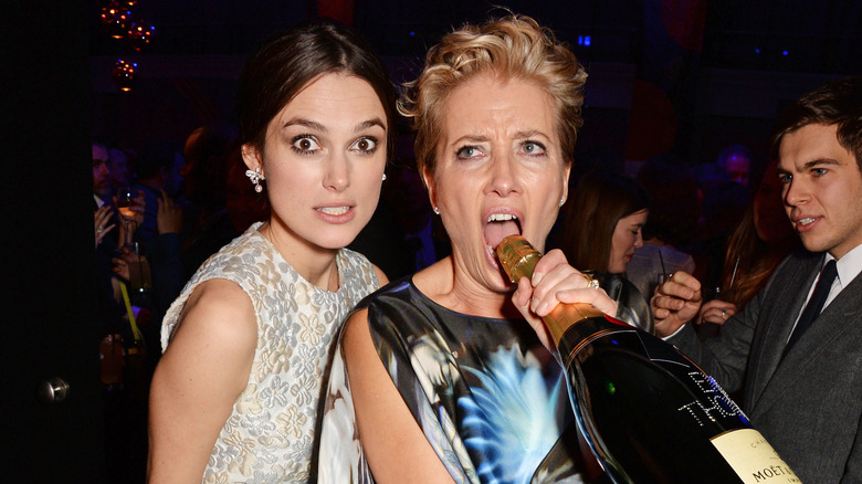 Keira Knightley posant avec le champagne Emma Thompson