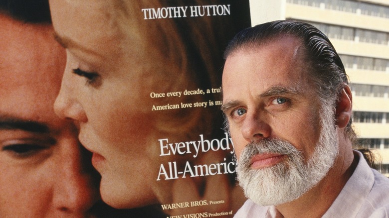 Taylor Hackford posant avec une affiche de film