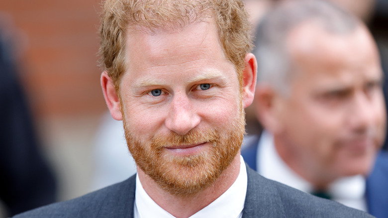Prince Harry barbe rousse souriant