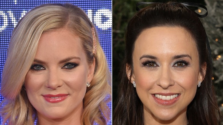 Cindy Busby et Lacey Chabert sourient