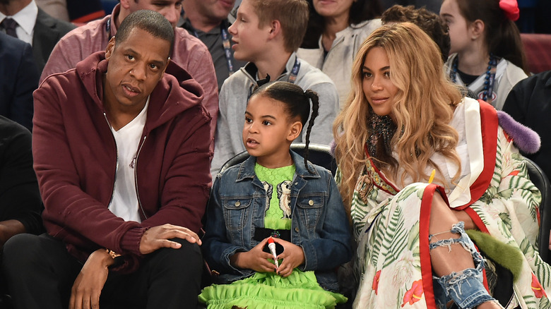 Jay-Z, Blue Ivy et Beyoncé regardent un match