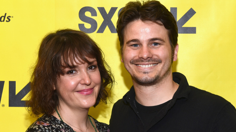 Melanie Lynskey et Jason Ritter fond jaune