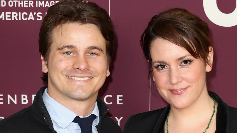 Cravate bleue Melanie Lynskey et Jason Ritter