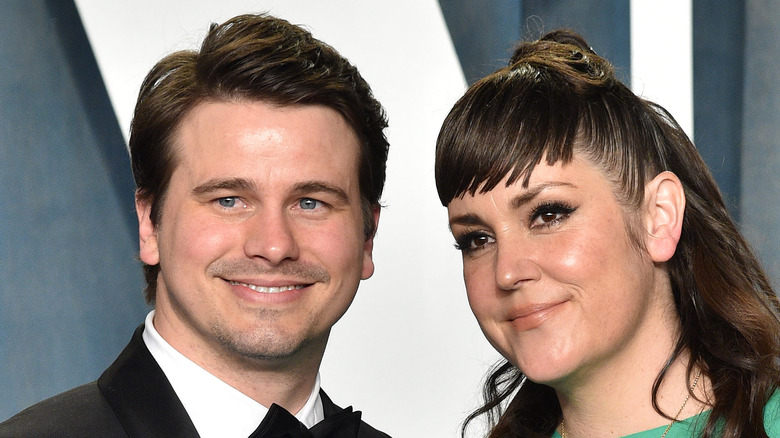 Melanie Lynskey et Jason Ritter en smoking