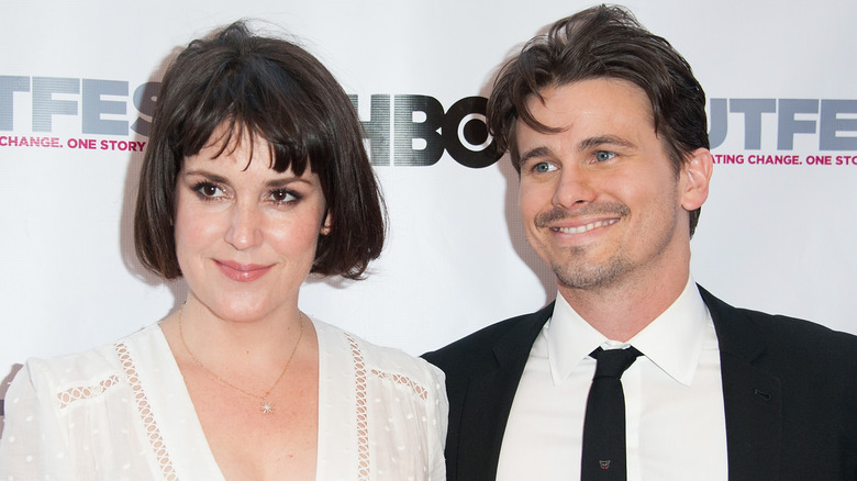 Melanie Lynskey et Jason Ritter en robe blanche