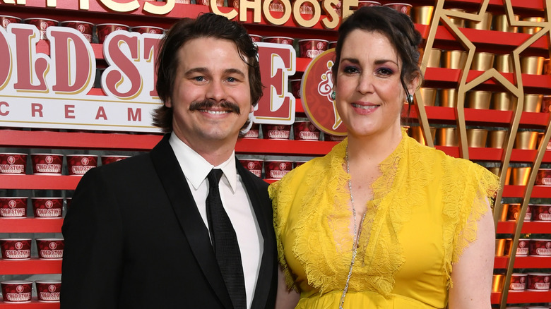 Melanie Lynskey et Jason Ritter en robe jaune