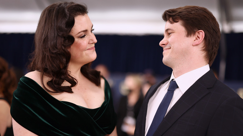 Melanie Lynskey et Jason Ritter se regardent