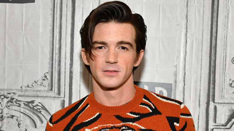 Drake Bell posant