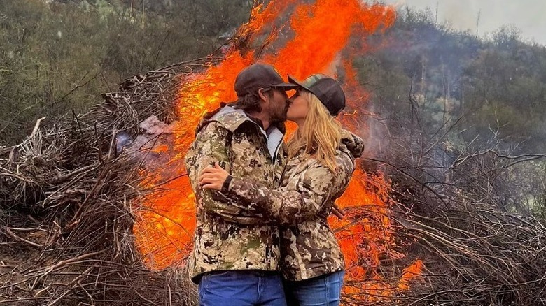 Ryan Bingham et Hassie Harrison s'embrassent 