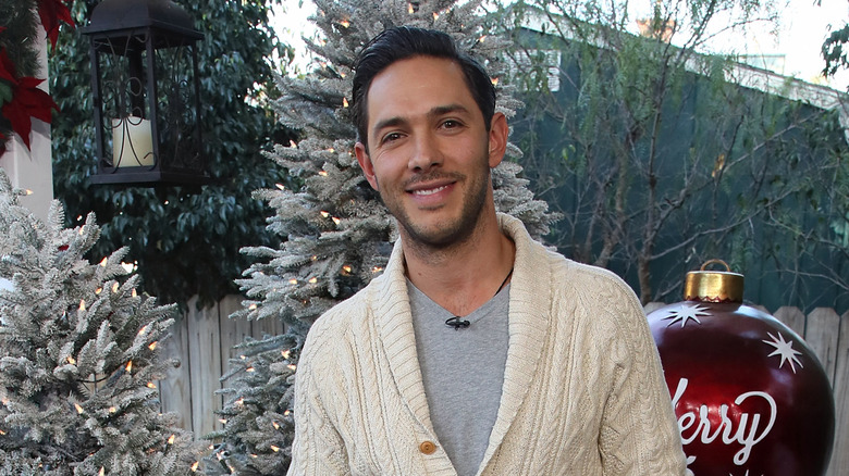 Michael Rady avec des sapins de Noël