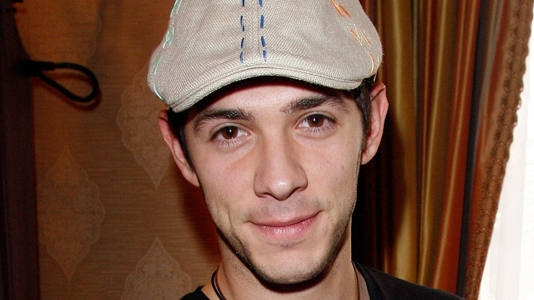 Michael Rady en casquette