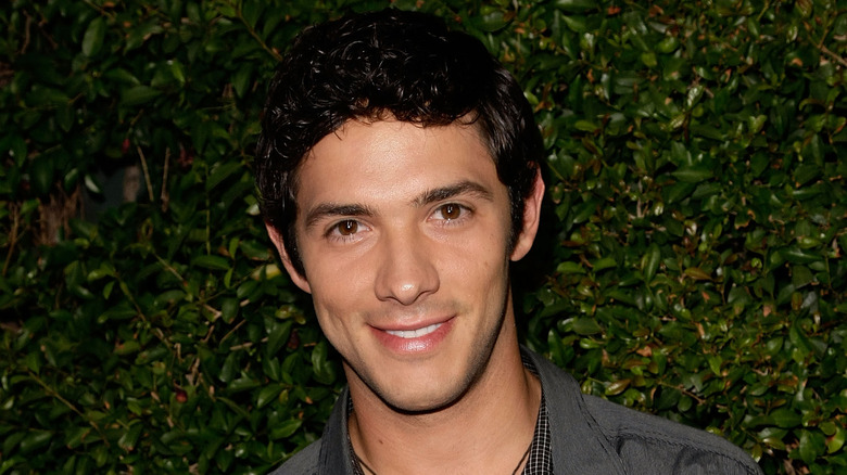 Michael Rady souriant