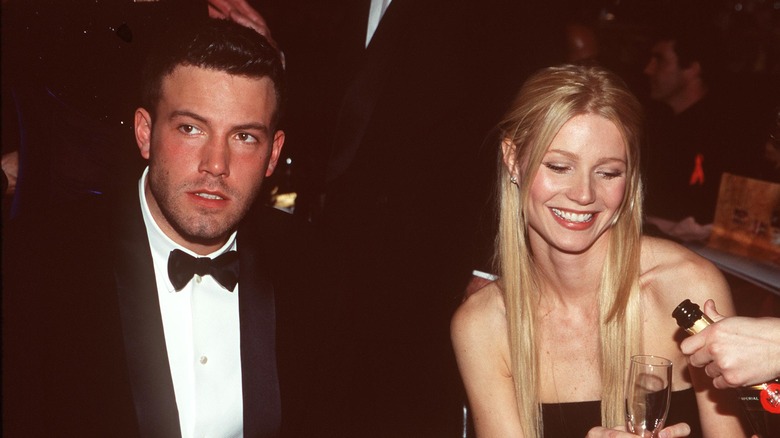 Gwyneth Paltrow souriante aux côtés de Ben Affleck