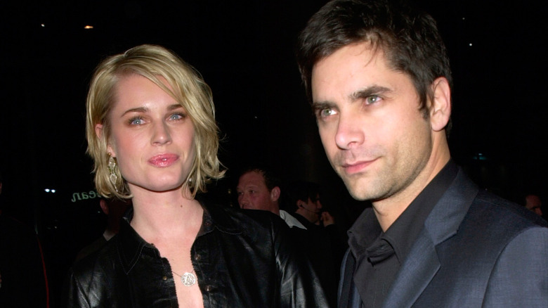 Rebecca Romijn et John Stamos posent 