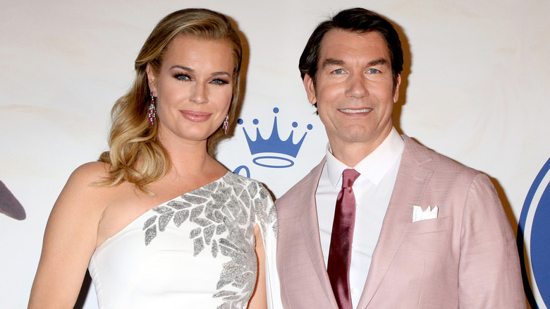 Rebecca Romijn et Jerry O'Connell sourient