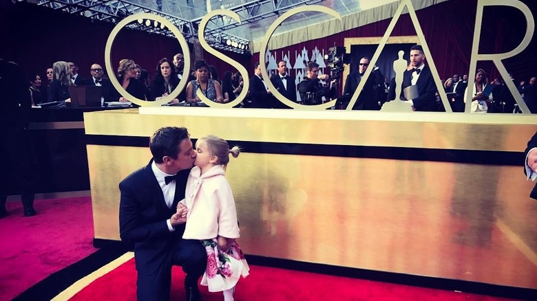 Jeremy Renner embrasse sa fille