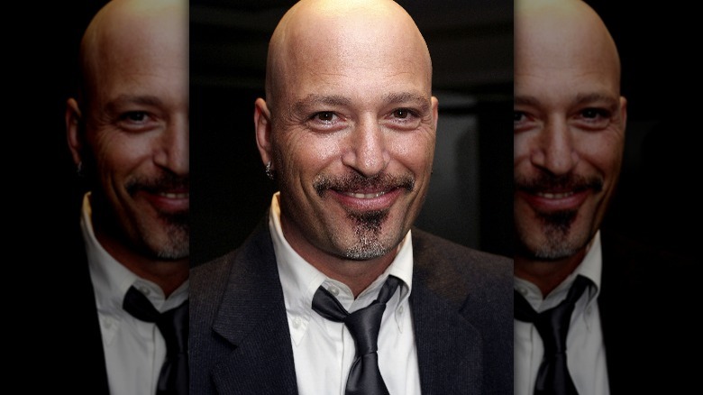 Howie Mandel pose pour les caméras